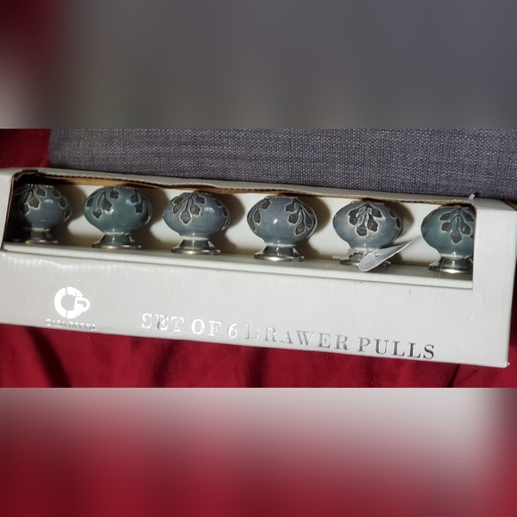Set of 6 Drawer Pulls - Picture 1 of 2